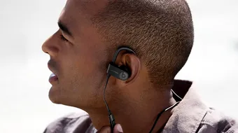 Baiat de 16 ani, mort din cauza castilor de la telefonul mobil. Ce s-a intamplat