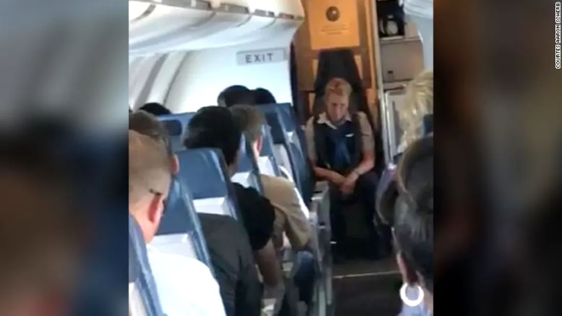 Ce a patit o stewardesa, dupa ce s-a imbatat in timpul zborului. Marturia pasagerilor