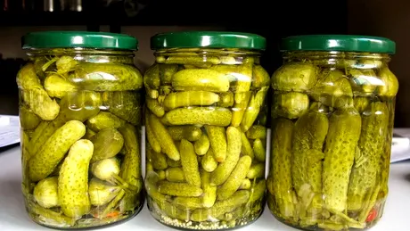 Castraveți murați ca în Bucovina. Rețeta pe care trebuie să o încerci