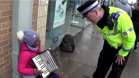 Un politist din Londra a prins o romanca cersind cu acordeonul, pe strada! Ceea ce a urmat depaseste orice imaginatie. Sute de mii de oameni au vazut imaginile astea VIDEO