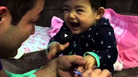 Tatal ei incearca sa-i taie unghiutele, dar reactia ei de fiecare data cand o atinge este fenomenala! Micuta asta te va face sa razi garantat VIDEO