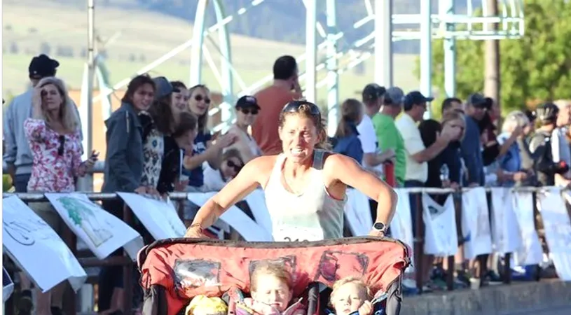 VIDEO! O mama a alergat 42 de kilometri impingand caruciorul cu cei trei copii ai sai de peste 80 de kilograme!