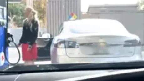 Imaginile care fac înconjurul lumii: o șoferiță a venit cu o Tesla într-o benzinărie! Vezi ce a urmat Video