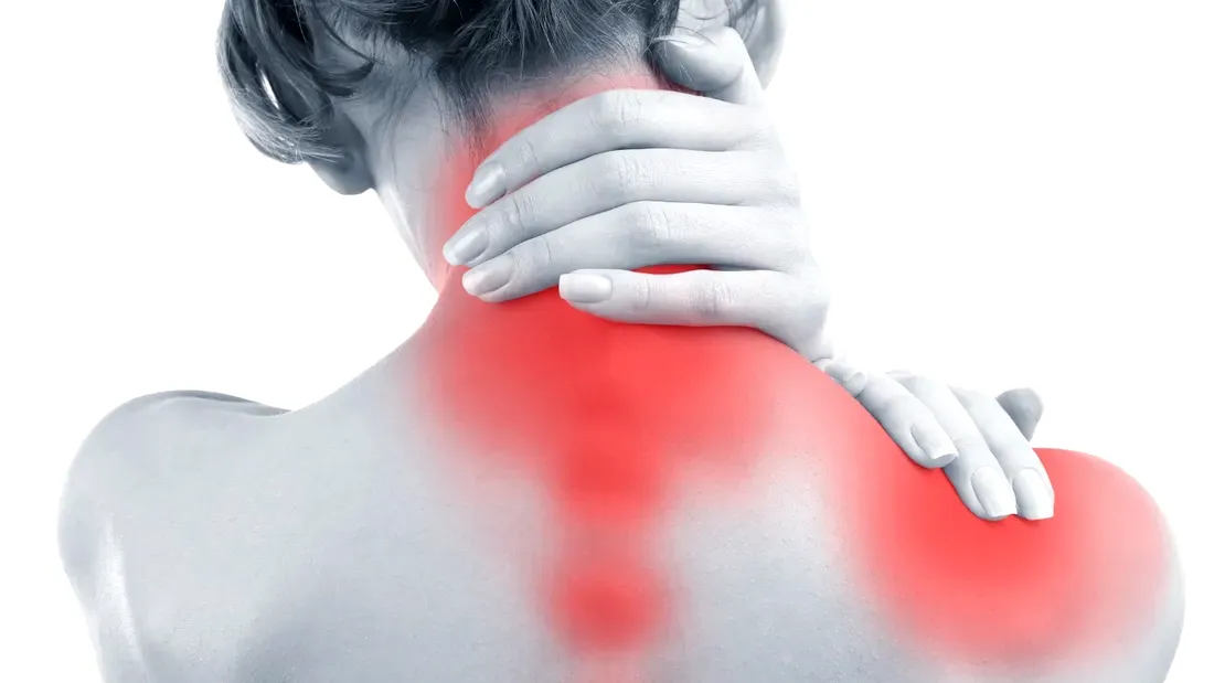 4 exerciții de kinetoterapie care pot reduce durerile cervicale. Mișcări simple pe care le poți face acasă