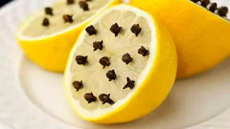 Remediul cu lămâie și cuișoare care stimulează colagenul și oferă pielii un aspect neted și luminos