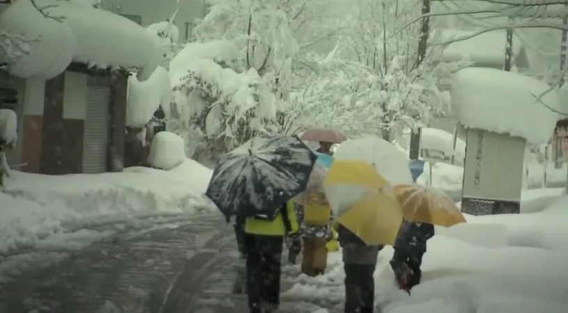 Stare de alertă în Japonia! Zăpadă cât casa și 10.000 de gospodării fără curent