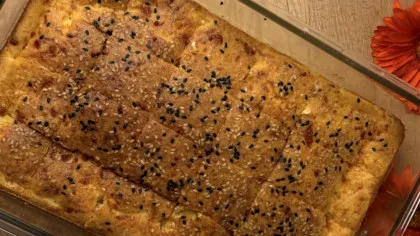 Plăcintă cu telemea și mozzarella – pufoasă, aromată și ușor de preparat