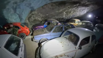 ABANDONATE într-o mină! Peste 50 de mașini clasice VOLKSWAGEN au fost date uitării - VIDEO