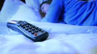 Dormitul cu televizorul aprins ingrasa femeile! Ce se intampla in camera de sunt predispuse la obezitate