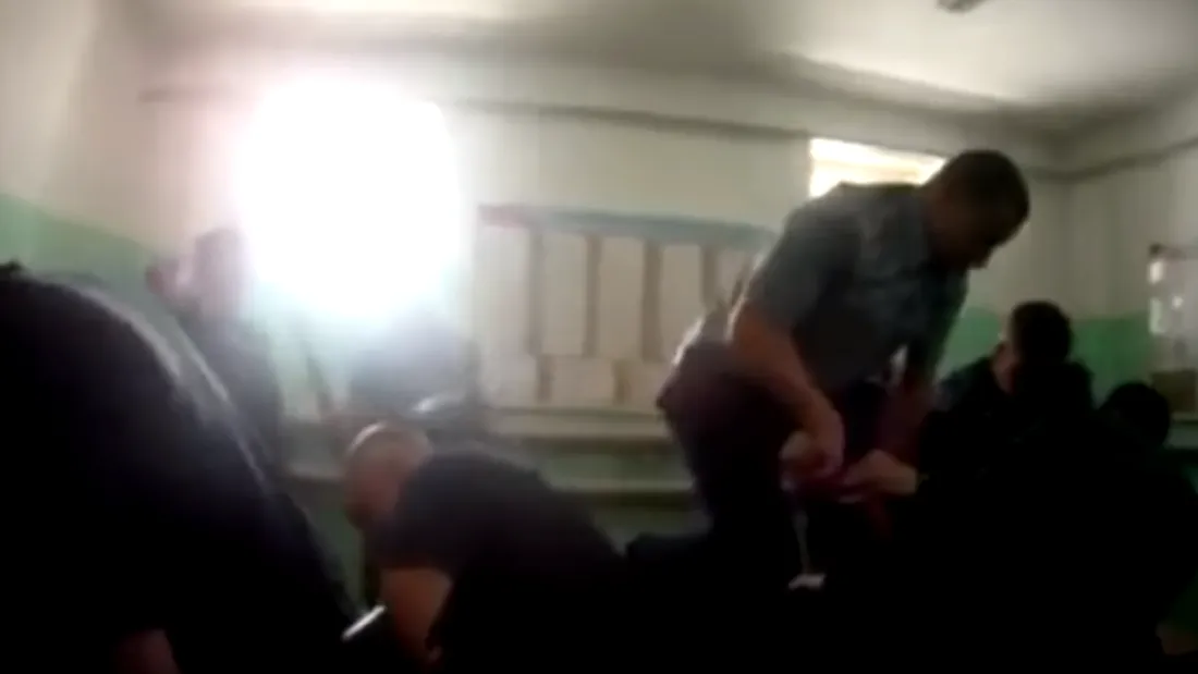 Imagini ireale. Un detinut este batut fara mila. O avocata a filmat agresiunea apoi a fugit din tara VIDEO